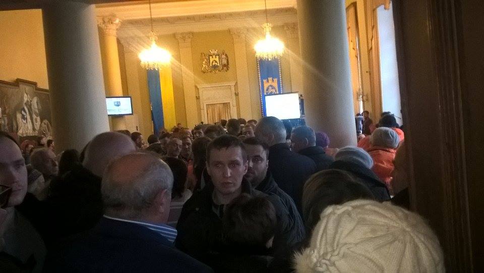 Групі  поліцейських вдалося зайти у сесійний зал Львівської міськради (ФОТО) - фото 3