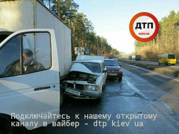На Київщині одразу п`ять автомобілів влаштували ДТП - фото 1