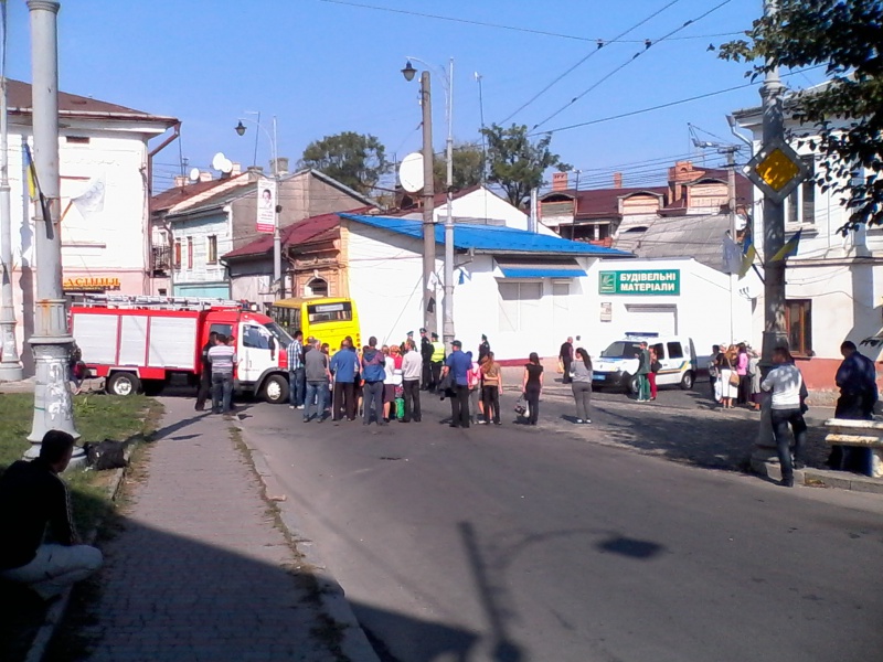 У Чернівцях сталася смертельна ДТП за участю маршрутного таксі (ФОТО) - фото 2