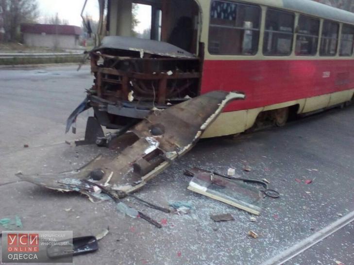 В Одесі вантажівка протаранила трамвай (ФОТО) - фото 1
