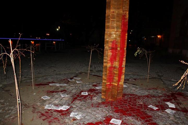 В Ужгороді невідомі облили червоною фарбою єврейський монумент - фото 5