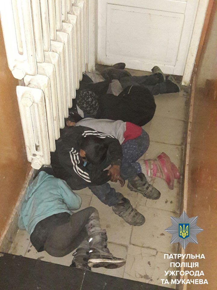 Ужгородські поліцейські врятували п’ятьох дітей - фото 1