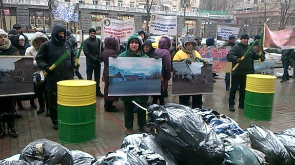 Мітингувальники завалили столичну мерію сміттям - фото 2