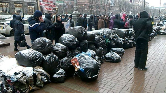 Мітингувальники завалили столичну мерію сміттям - фото 4