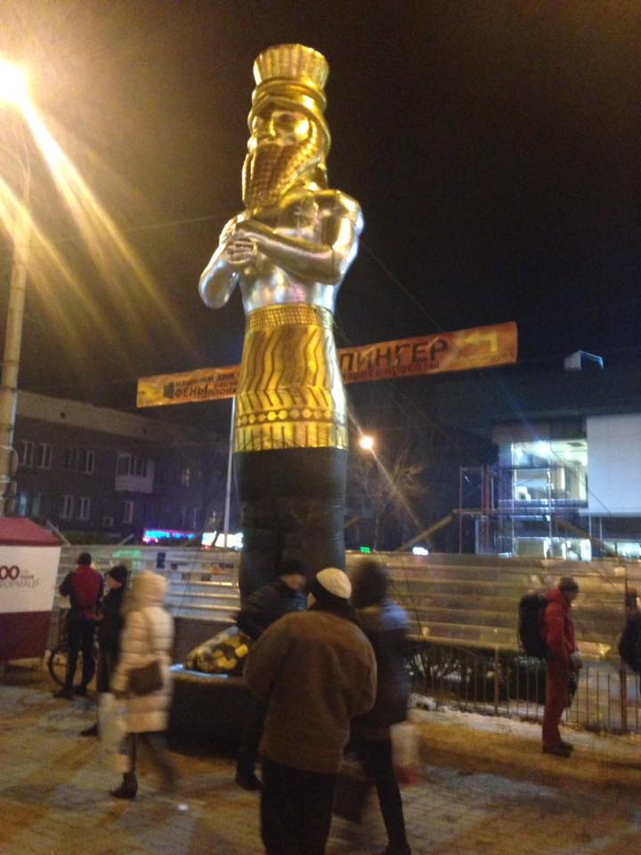 У центрі Запоріжжя помітили зловісну "золочену вавілонську статую" - фото 1