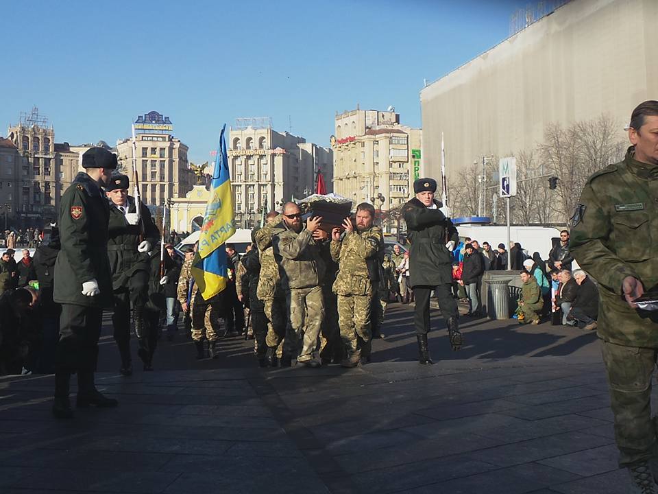 На Майдані попрощалися з бійцем, який загинув на Світлодарській дузі (ФОТО) - фото 1