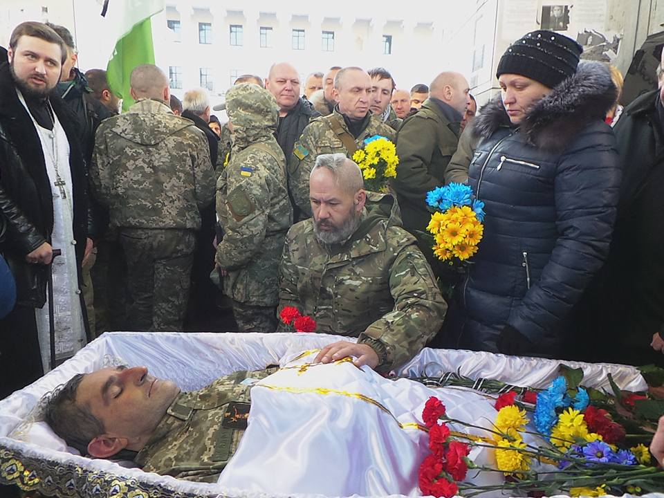 На Майдані попрощалися з бійцем, який загинув на Світлодарській дузі (ФОТО) - фото 2