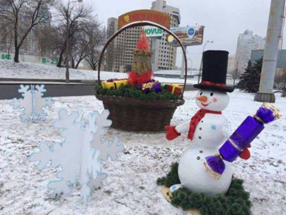 Як комунальники прикрашають Київ до Нового року - фото 2