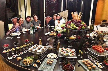 Марадона святкував 56-річчя з родиною і сигарою - фото 1