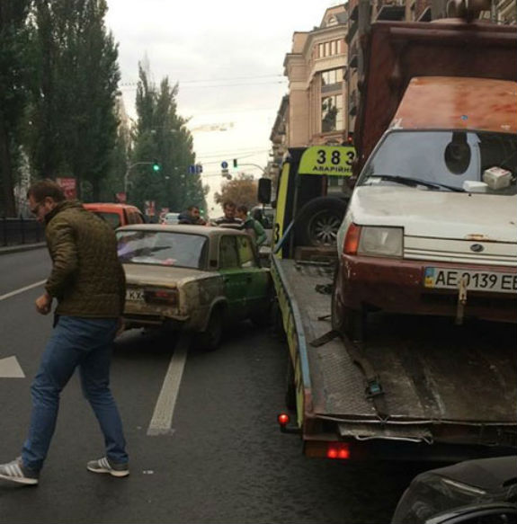 Скандальний демонтаж автокав’ярні паралізував столичний бульвар Шевченка - фото 1