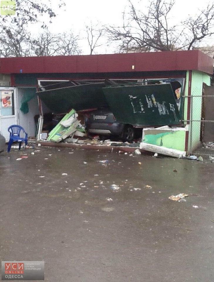 В Одесі автівка протаранила магазин (ФОТО) - фото 1