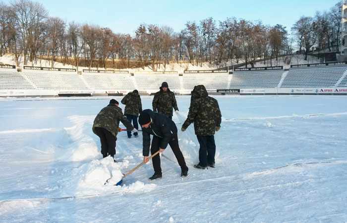 У "Динамо" показали, як чистять сніг на полі перед матчем Юнацької ліги УЄФА - фото 1