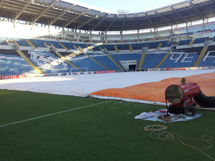 Як в Одесі готують поле до матчу "Зоря" - МЮ - фото 2