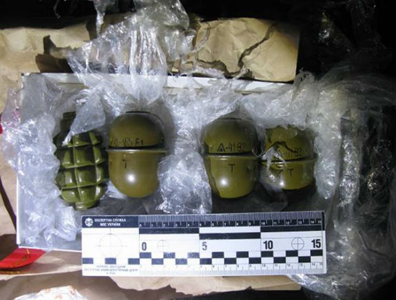 На столичній Оболоні чоловіки торгували бойовими гранатами  - фото 2