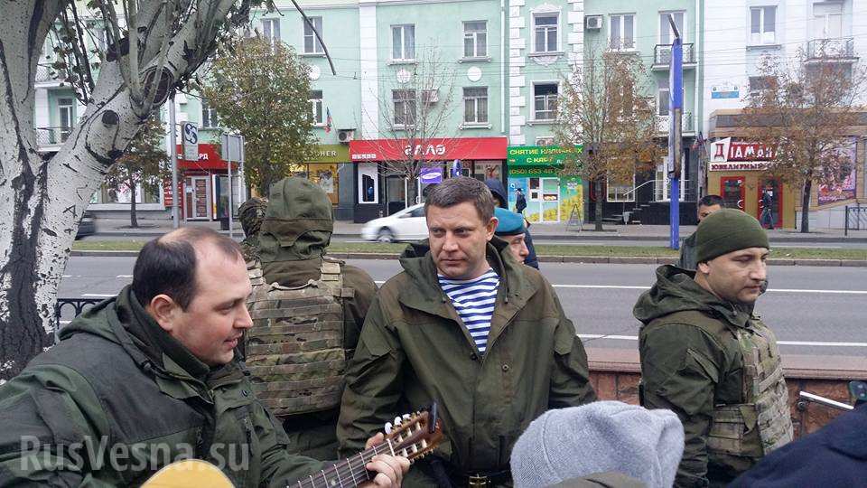 Як Захарченко зі своїм "братанами" горлав пісні під гітару посеред Донецька (ФОТО) - фото 3