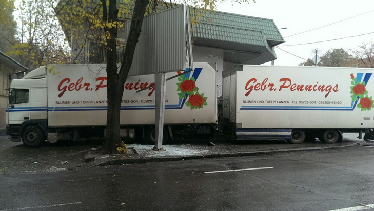 В центрі Дніпра вантажівка знесла світлофор - фото 2