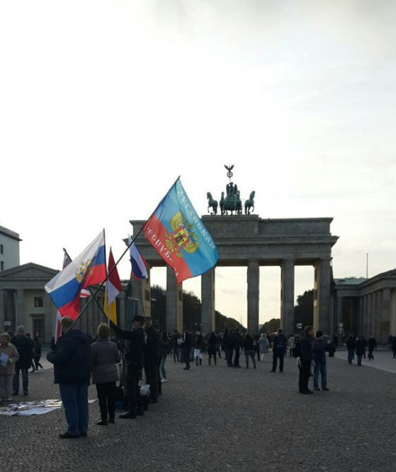 У Берліні люди з прапорами "ЛНР" агітують за "русській мір" (ФОТО) - фото 2