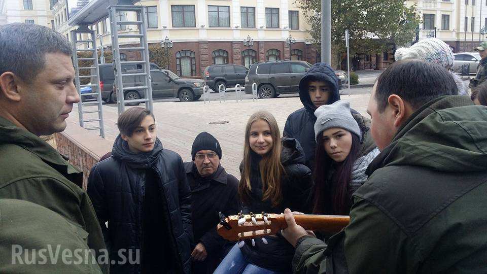 Як Захарченко зі своїм "братанами" горлав пісні під гітару посеред Донецька (ФОТО) - фото 4