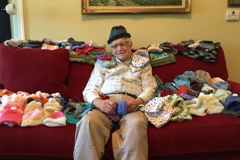 Як 86-річний дідусь, хворий на рак, зв'язав 55 шапочок для малюків - фото 1