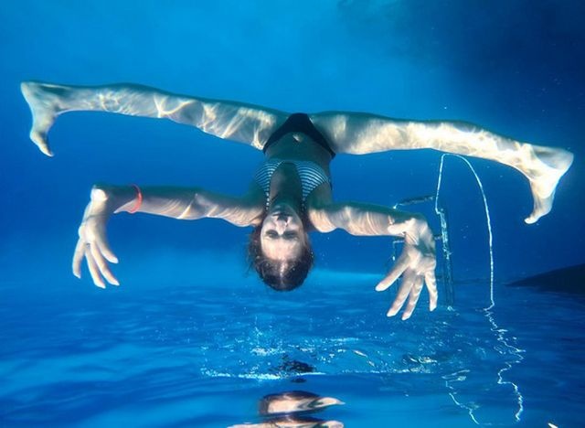 Як виглядає шпагат під водою від української красуні-гімнастки - фото 1