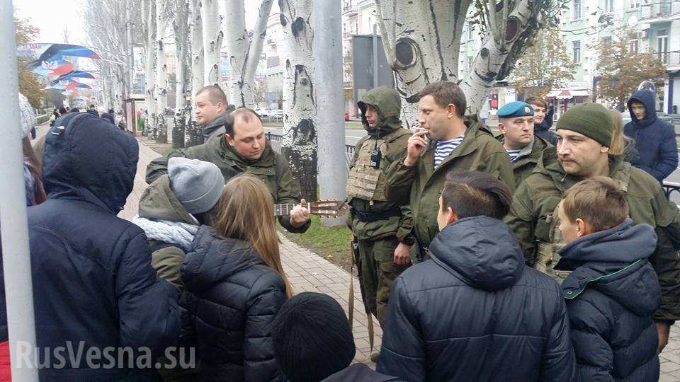 Як Захарченко зі своїм "братанами" горлав пісні під гітару посеред Донецька (ФОТО) - фото 1