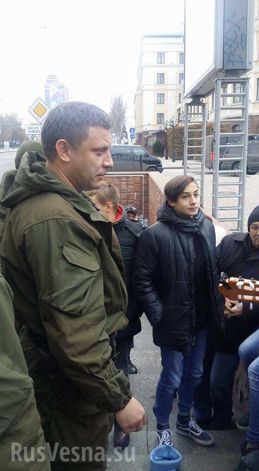 Як Захарченко зі своїм "братанами" горлав пісні під гітару посеред Донецька (ФОТО) - фото 2