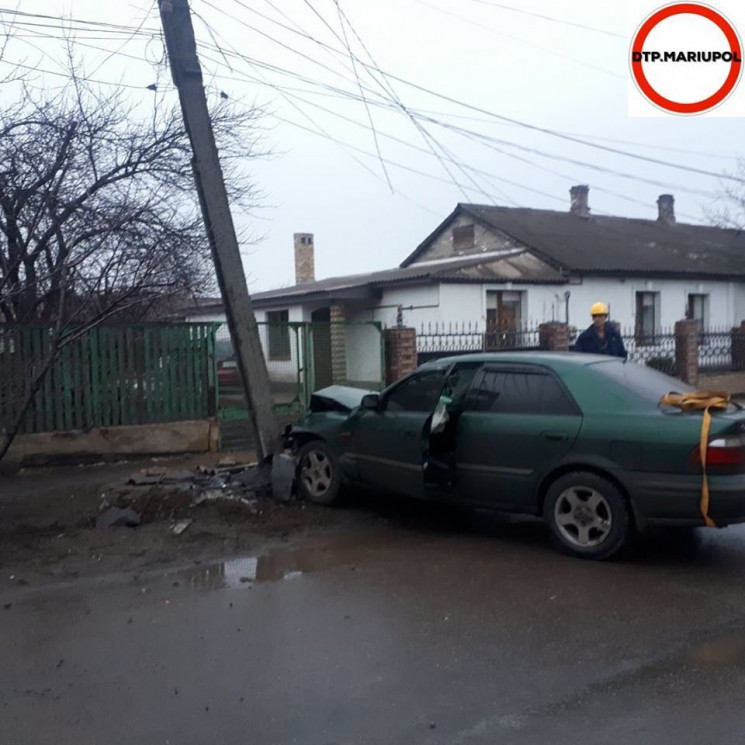 У Маріуполі водій протаранив стовп, зняв…