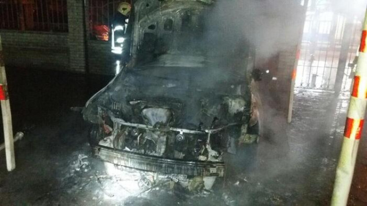 Вночі у Сумах спалили дві автівки…