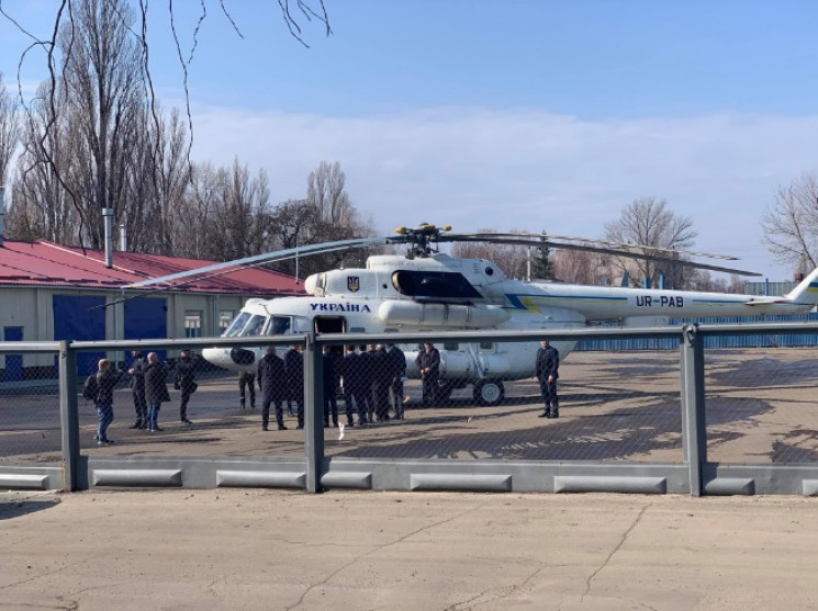 Вертолет Зеленского приземлился в Кремен…