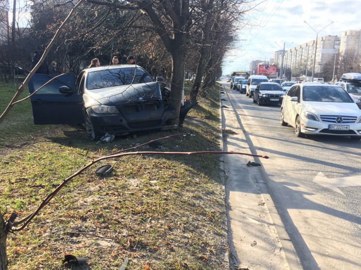 У Львові автомобіль злетів з дороги і пр…