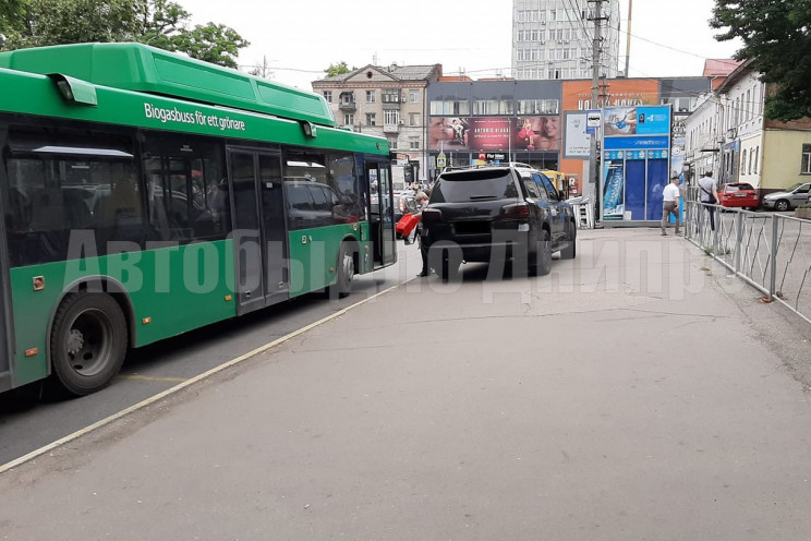 У центрі Дніпра автохам запаркувався пос…