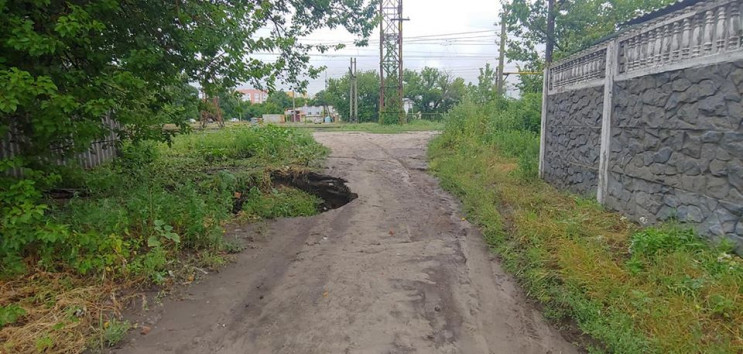 У Харкові пішов під землю шматок дороги…