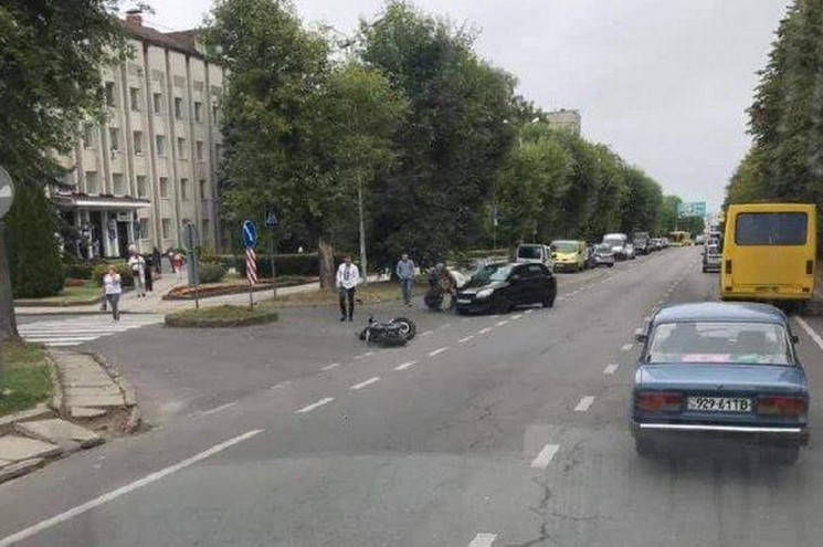 У Львові біля поліклініки зіткнулися авт…