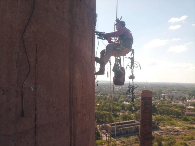 Як у Дніпрі на заводських трубах монтуют…