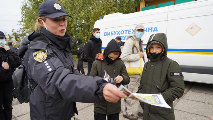 Рівненські поліцейські перевіряють інфор…