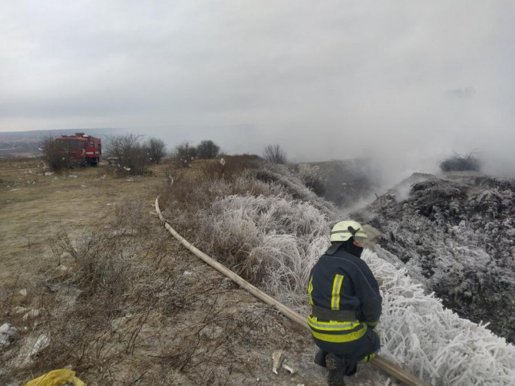 На Донеччині вночі горіло сміттєзвалище:…