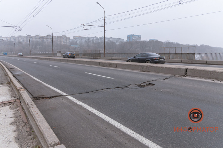 У Дніпрі через зсув міст вкрився тріщина…