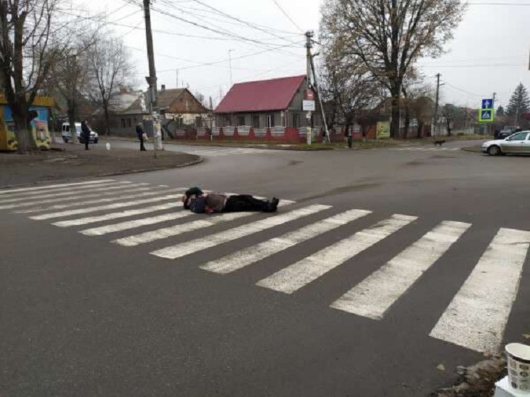 Как в Днепре мужчина улегся посреди доро…