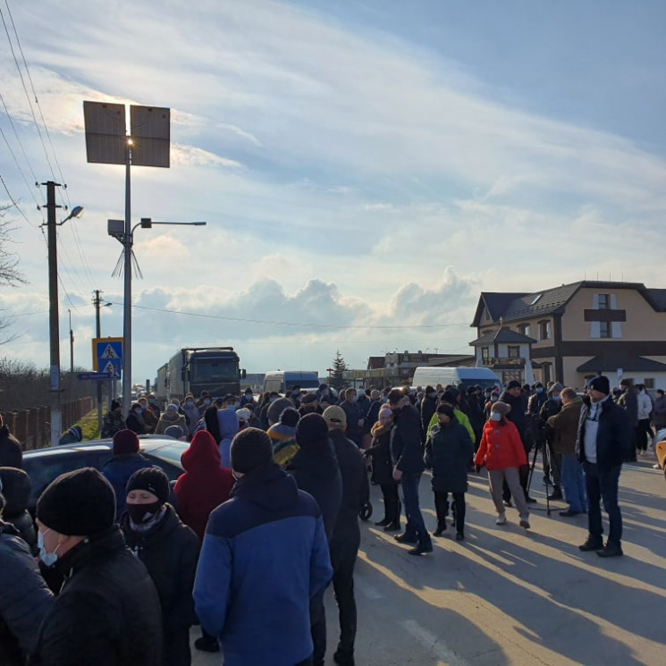 Прикарпаття мітингує: Місцеві вимагають…