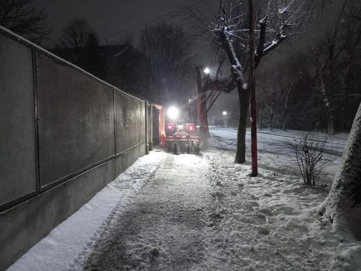 У Мукачеві прибирати сніг почали о треті…