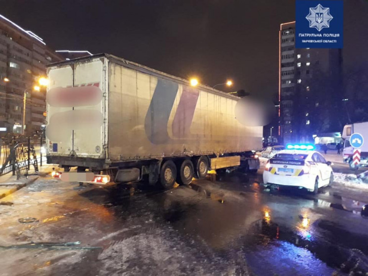 На проспекті Гагаріна вантажівка протара…