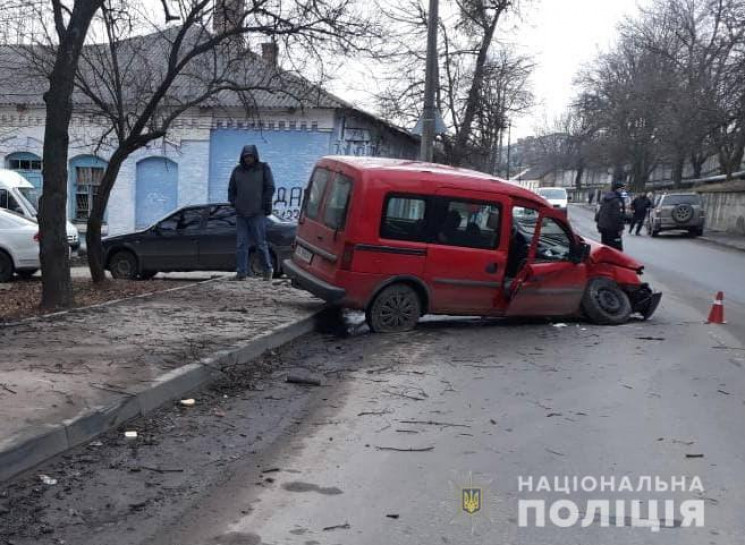 У Жмеринці іномарка врізалася в дерево…