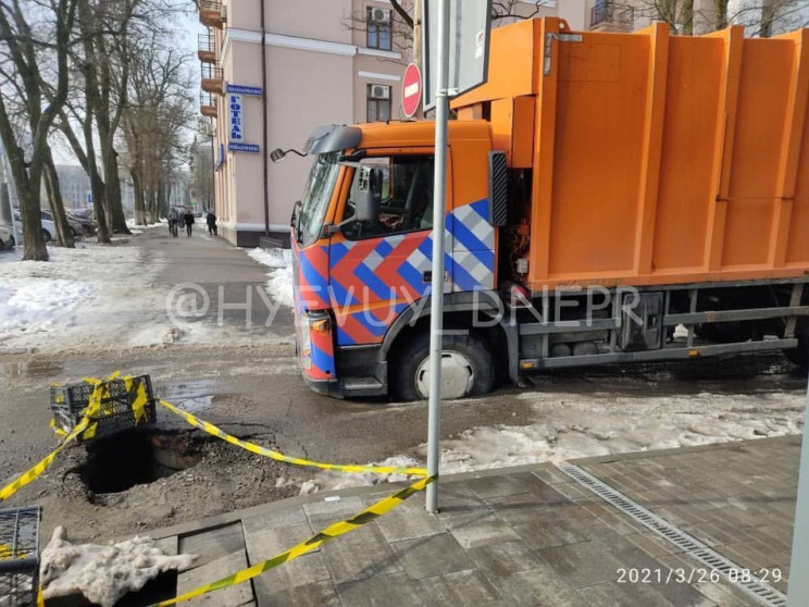 У Дніпрі під вантажівкою під час руху ви…