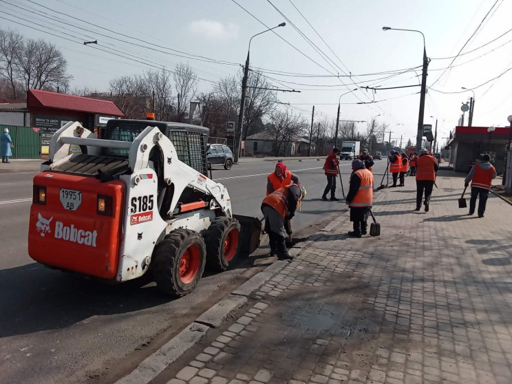 У Вінниці почали активно прибирати вулиц…