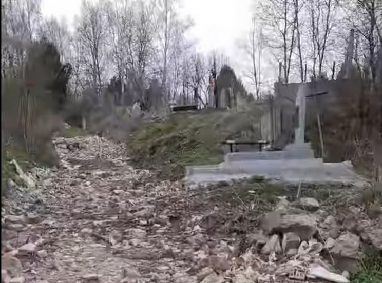 У Львові цвинтар засипали будівельним см…