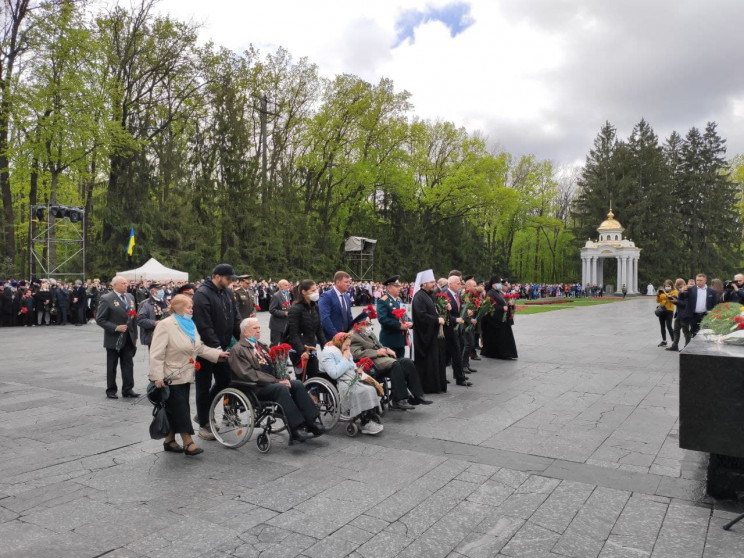 День победы в Харькове: К мемориалу приш…