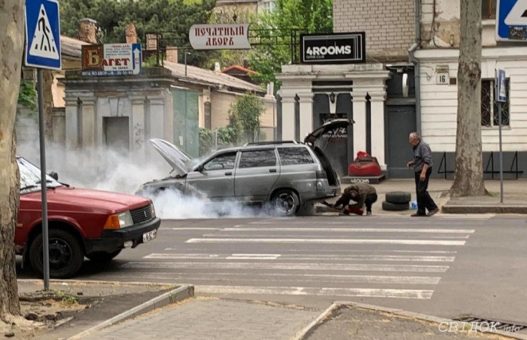 У центрі Миколаєва загорівся легковик…