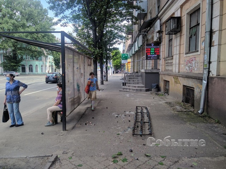 У Кам'янському біля мерії на тротуар впа…