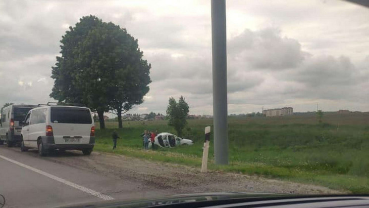 Bilya Lvova Avtomobil Zletiv Z Trasi Foto Novini Lvova