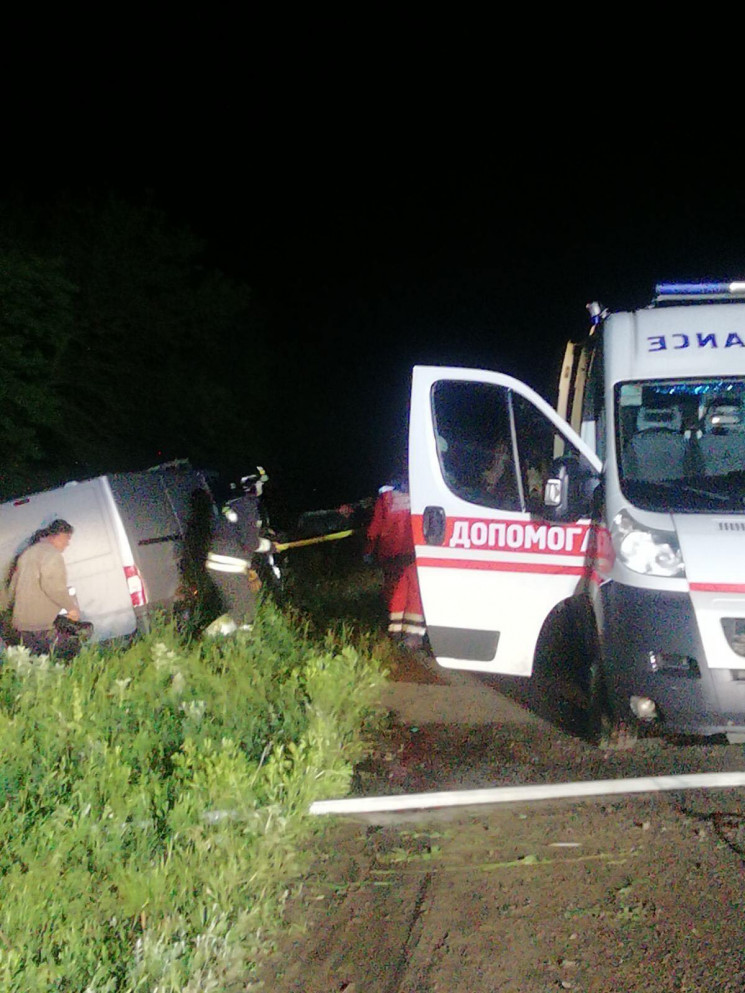 На Одещині автівка в'їхала в дерево – во…